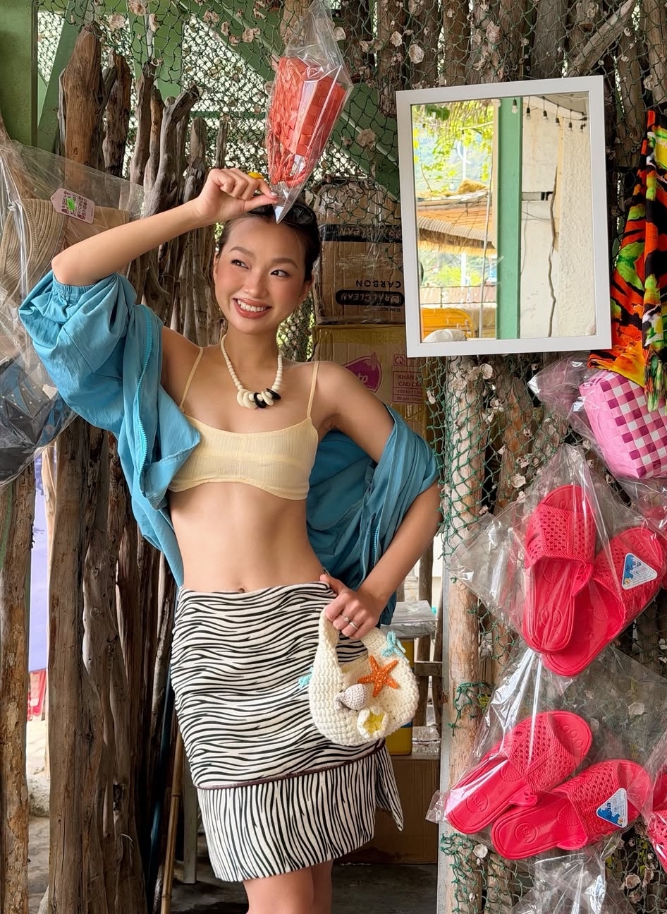 Blogger thời trang Chai Chanh phối áo ngực vàng bơ cùng chân váy cạp cao và bộ phụ kiện mang cảm hứng đại dương gồm vòng cổ và túi đan móc. Ảnh: Nhân vật cung cấp