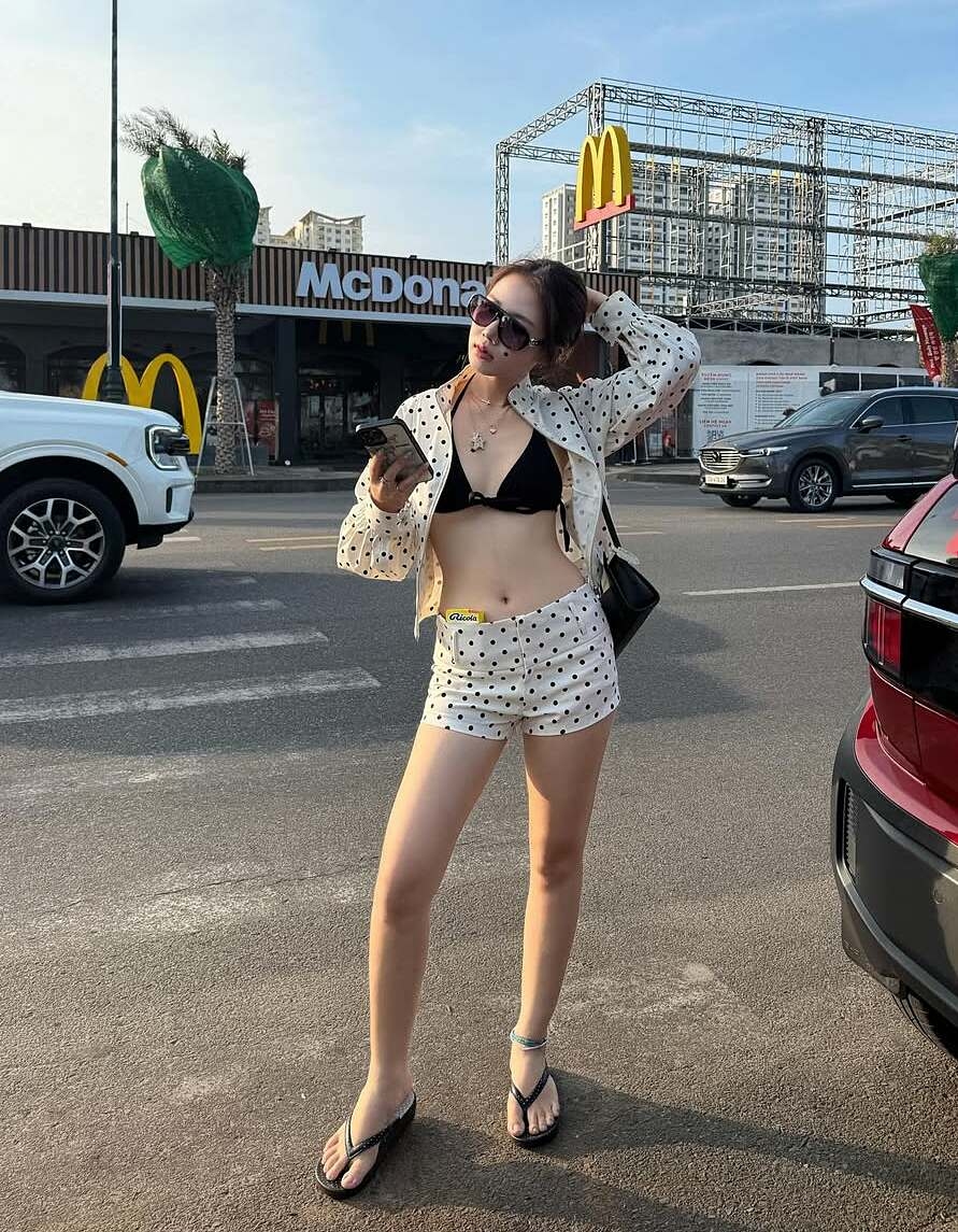 Mốt diện trang phục hở nội y đang là xu hướng được nhiều bạn trẻ chọn mùa hè năm nay. Họ thường diện phong cách này khi đi cà phê, dạo phố hoặc trong các chuyến du lịch. Ảnh: Instagram Yeji Bae