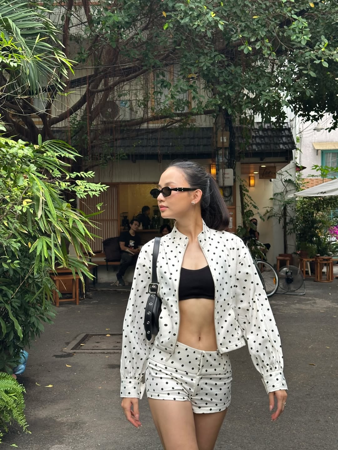 Blogger Trần Bảo Ngọc thể hiện sự năng động với bộ quần áo chấm bi gồm áo bomber và quần siêu ngắn. Ảnh: Nhân vật cung cấp