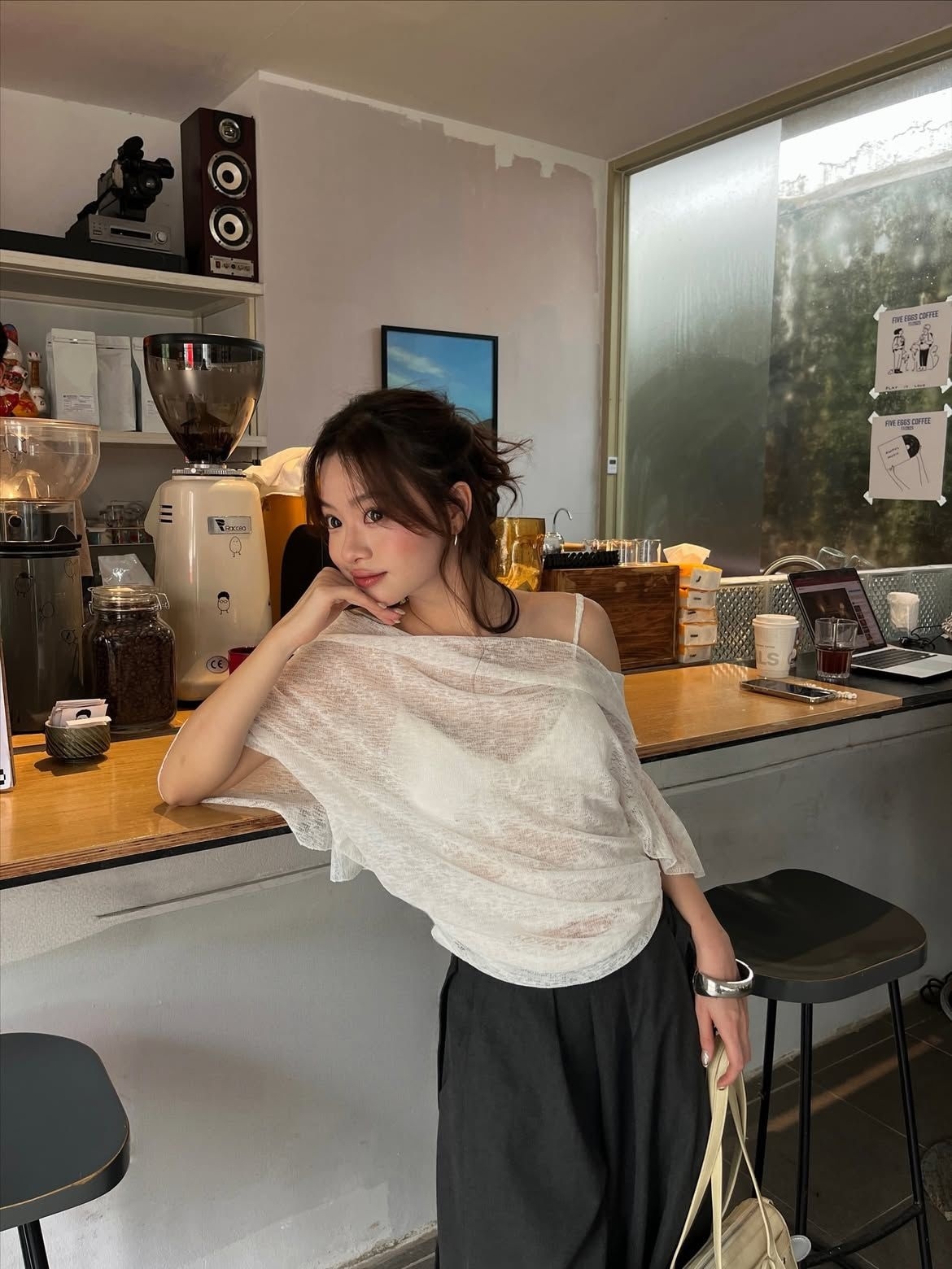 Một trong những kiểu mặc được nhiều người chọn còn là kết hợp nội y với trang phục xuyên thấu. Ảnh: Instagram Nga