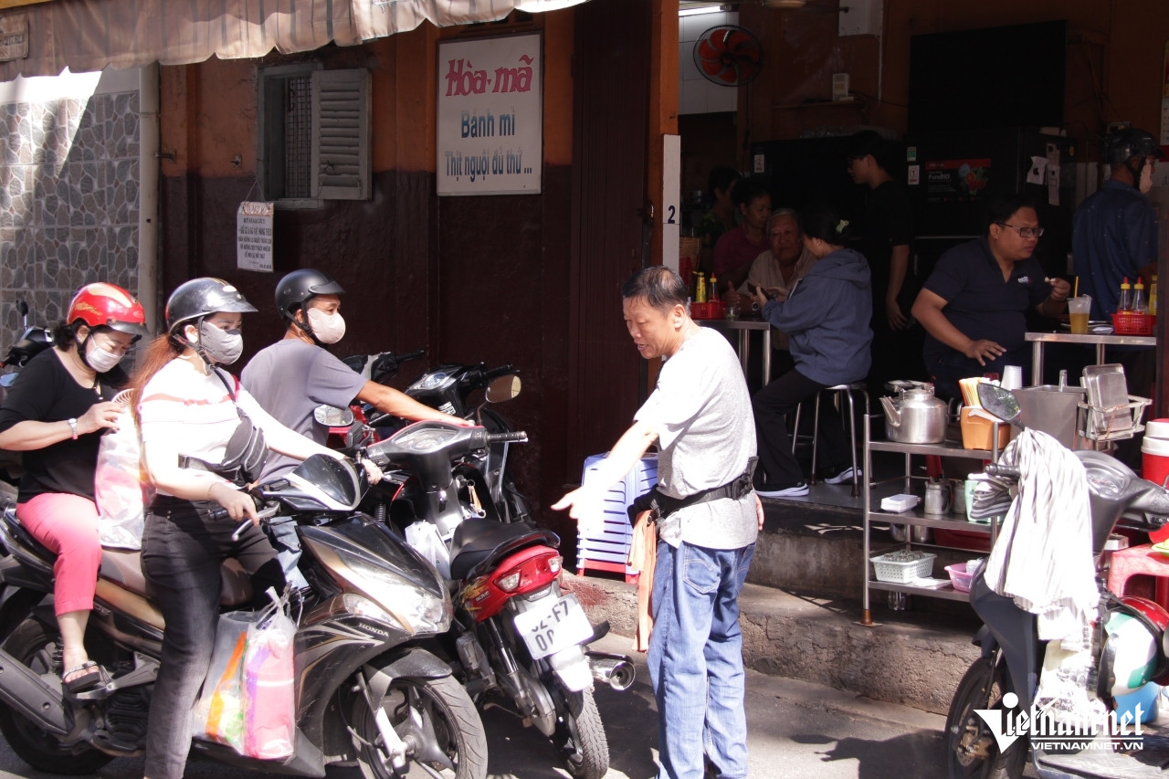 Mỗi sáng, quán có đông thực khách đến đợi mua, thưởng thức món bánh mì chảo