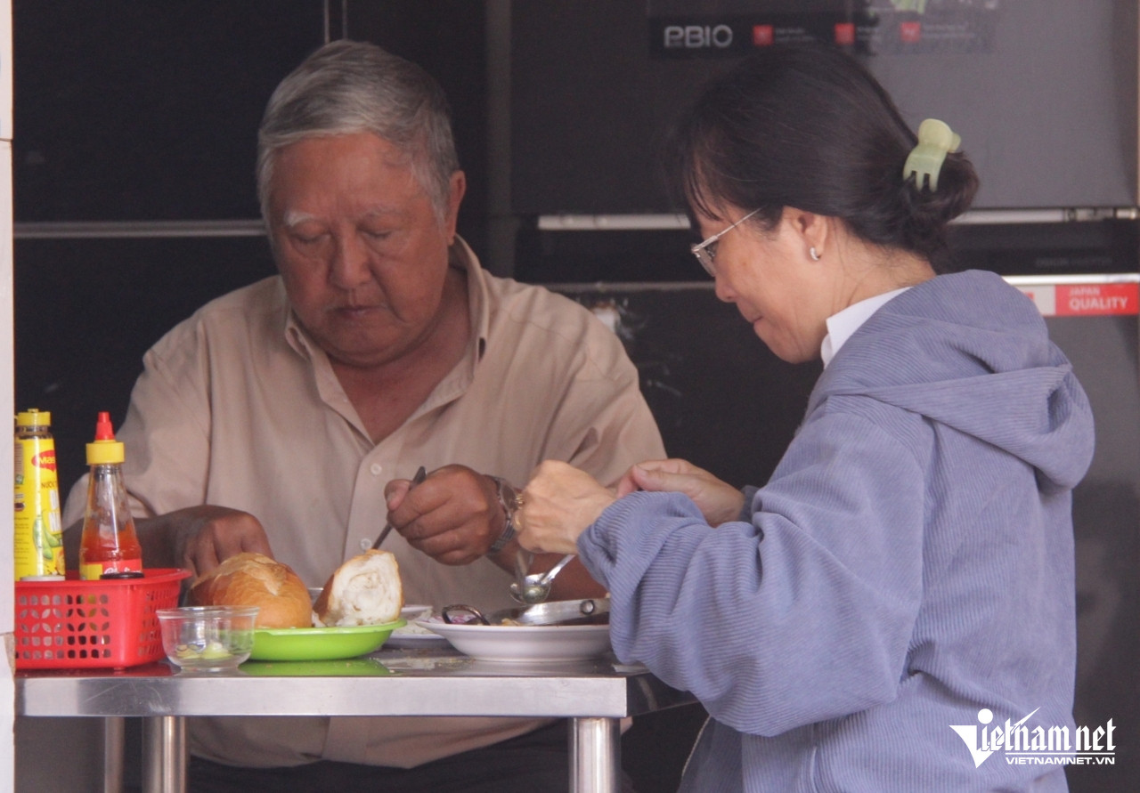 Bà Ngọc Anh là khách quen và cho biết đã ăn bánh mì tại quán hơn 40 năm qua