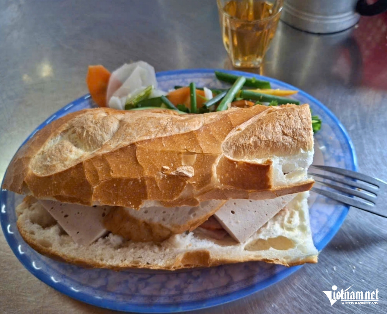 Bên trong bánh mì có chả lụa, chả quế, giăm bông…
