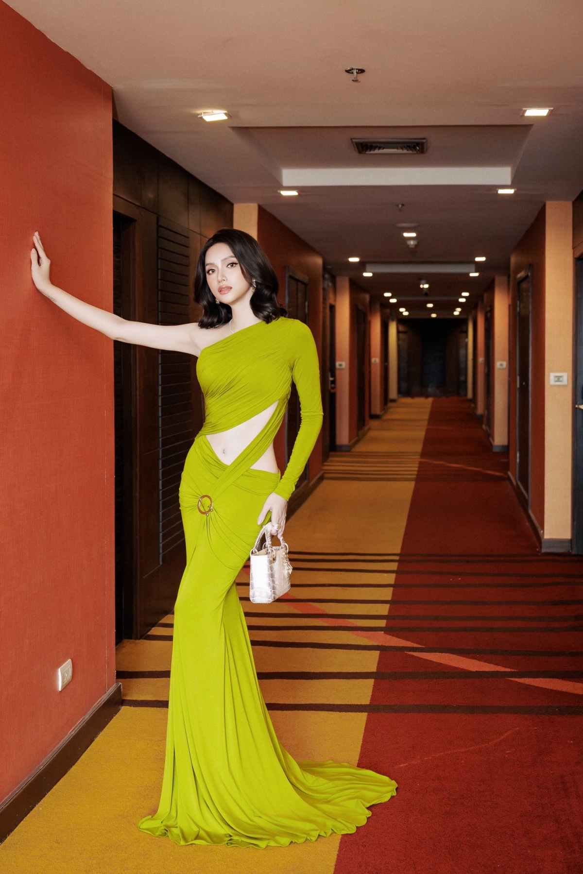 Sau một tuần đầu nhập cuộc, Hương Giang thấy may mắn vì tình trạng chân không nặng hơn. Trên livestream, cô thường động viên khi được người hâm mộ quê nhà lo lắng về tình trạng sức khỏe.