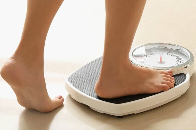 Mất cân bằng hệ vi sinh đường ruột còn có thể ảnh hưởng đến khả năng hấp thu dinh dưỡng và điều hòa chuyển hóa của cơ thể. Một số loại vi khuẩn đường ruột có liên quan trực tiếp đến việc tích trữ mỡ, cảm giác thèm ăn và kiểm soát đường huyết. Vì vậy, nếu đột nhiên sụt cân mà không rõ lý do, người bệnh không nên chủ quan. Các chuyên gia khuyến cáo nên đi khám nếu giảm cân bất thường kèm theo tình trạng mệt mỏi, chán ăn hoặc rối loạn tiêu hóa kéo dài.