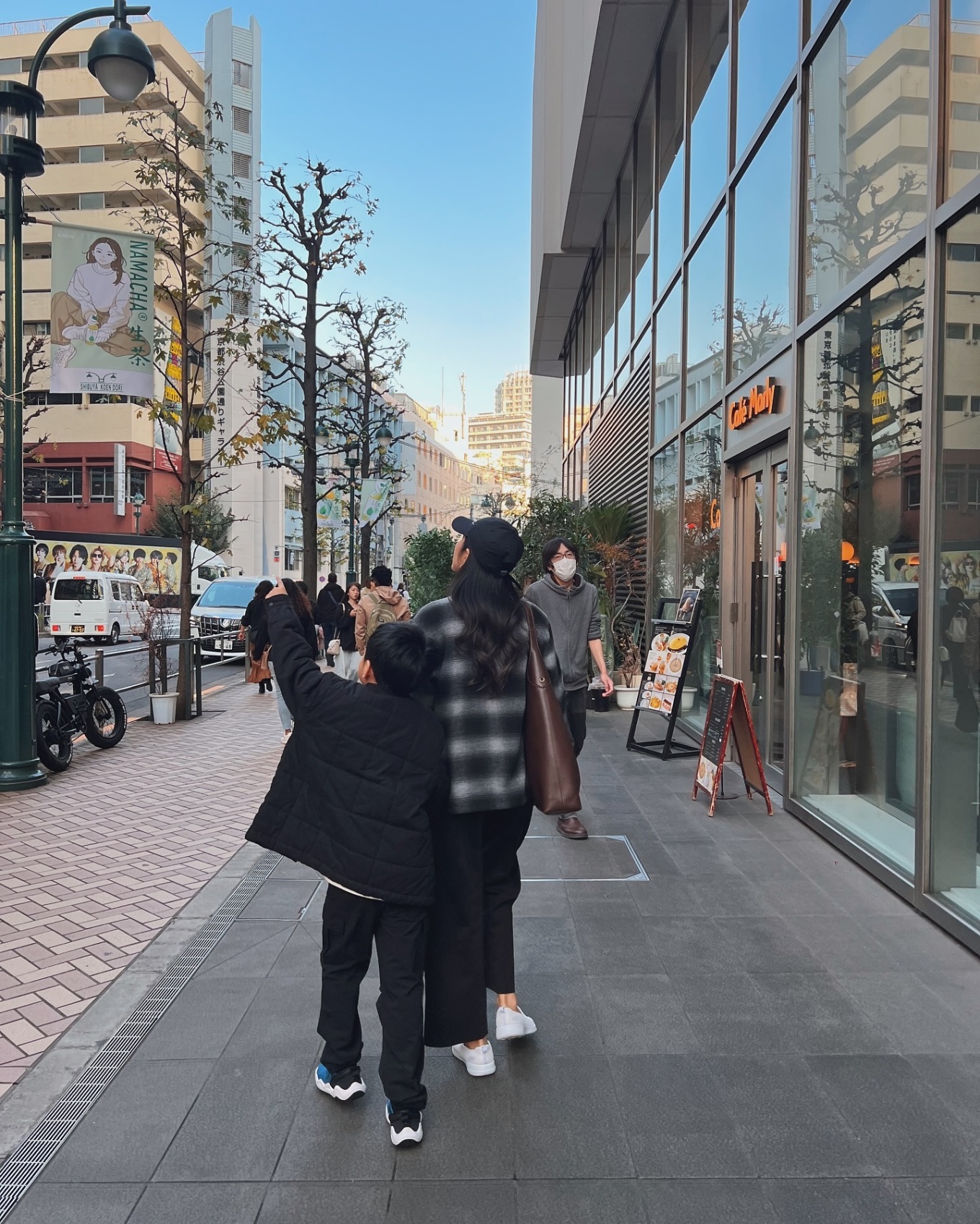 Hà Tăng đưa con trai cả đi dạo trên một số khu phố nổi tiếng với dân du lịch ở Tokyo.