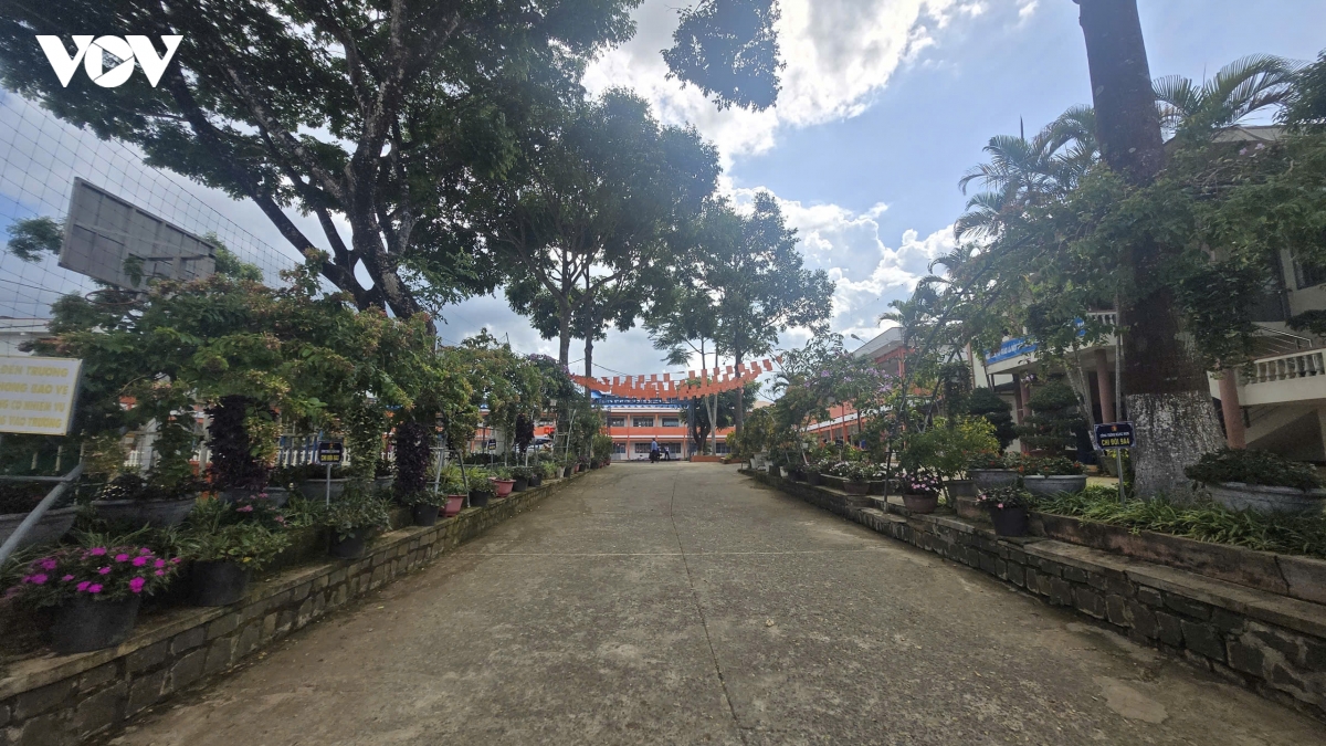 Khuôn viên Trường THCS Nguyễn Du, nơi xảy ra vụ việc nam sinh lớp 8 nghi tự tử do bị bạo lực học đường kéo dài đang gây bàng hoàng trong dư luận.