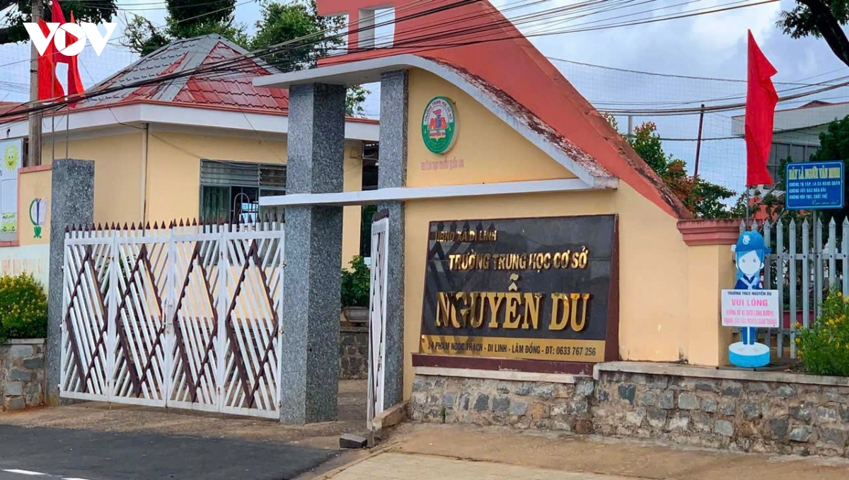 Cổng Trường THCS Nguyễn Du tại xã Di Linh, tỉnh Lâm Đồng, nơi liên quan vụ việc cơ quan công an đã khởi tố vụ án, khởi tố bị can để điều tra hành vi cưỡng đoạt tài sản và cố ý gây thương tích.