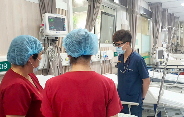 Bác sĩ cảnh báo nguy cơ sốc nhiệt, say nắng do nắng nóng khắc nghiệt. Ảnh: Nguyên Hà