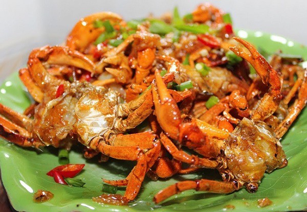 Cua rang me đổi vị cho mâm cơm gia đình.