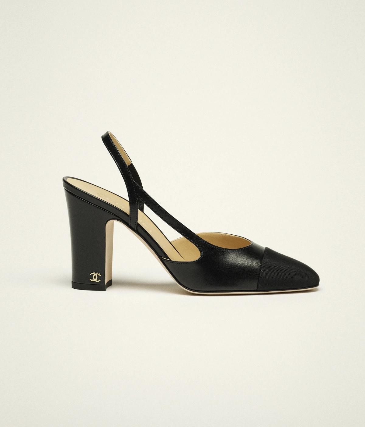 Đả nữ hoàn thiện tổng thể bằng đôi slingback đặc trưng cùng nhà mốt Pháp, với phiên bản màu xanh lá. Thiết kế được yết giá khoảng 35 triệu đồng, tạo điểm nhấn trẻ trung cho set đồ của Ngô Thanh Vân tại sân bay. Ảnh: Chanel