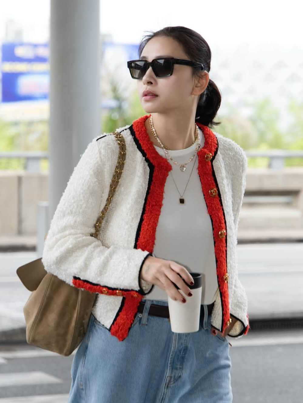Bên cạnh trang phục hàng hiệu, Ngô Thanh Vân giữ phong cách làm đẹp tối giản với lớp trang điểm mỏng nhẹ, tông nude tự nhiên. Cô gần như không nhấn mạnh vào màu sắc mà tập trung tạo làn da căng bóng, khỏe khoắn.