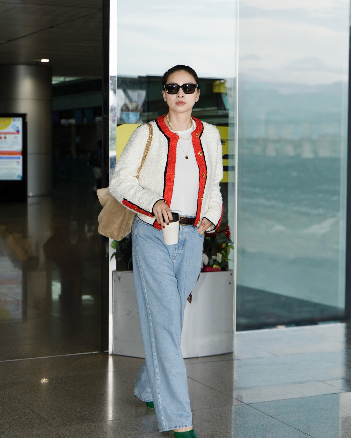 Chia sẻ trên trang cá nhân loạt ảnh ở sân bay Tân Sơn Nhất hôm 24/5, Ngô Thanh Vân bày tỏ cảm xúc trong lần đầu xa con dài ngày. Lần đầu tiên mẹ bỉm đi công tác xa bao Gạo. Cảm ơn ba Huy vừa chăm lo tiệm mì mới ra mắt và ôm luôn bao Gạo. Thương lắm, cô viết. Ảnh: Facebook Ngô Thanh Vân