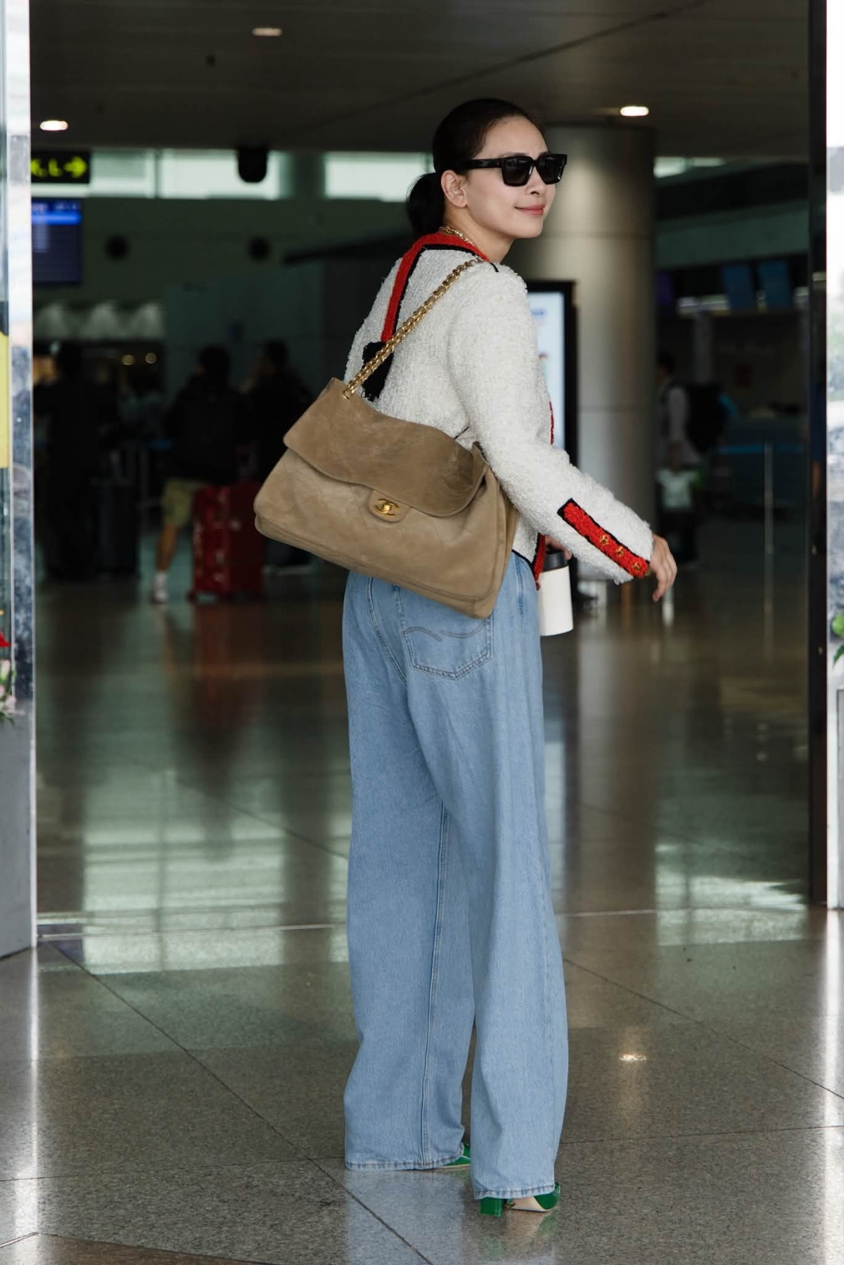Diễn viên phối cùng mẫu túi Chanel Maxi SouplissimoLarge Flap Bag màu beige đậm, chất liệu suede, điểm nhấn khóa kim loại ánh vàng.