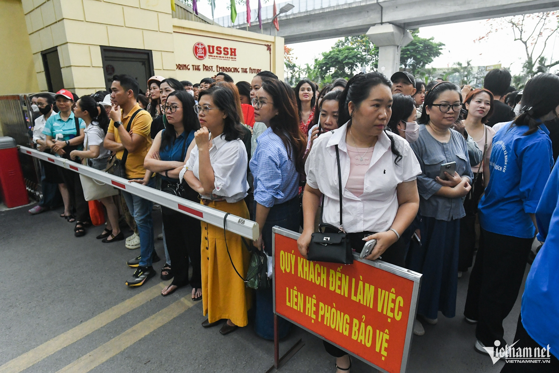 Phụ huynh đợi con trước cổng trường thi lớp 10 chuyên năm 2026. Ảnh: Thạch Thảo