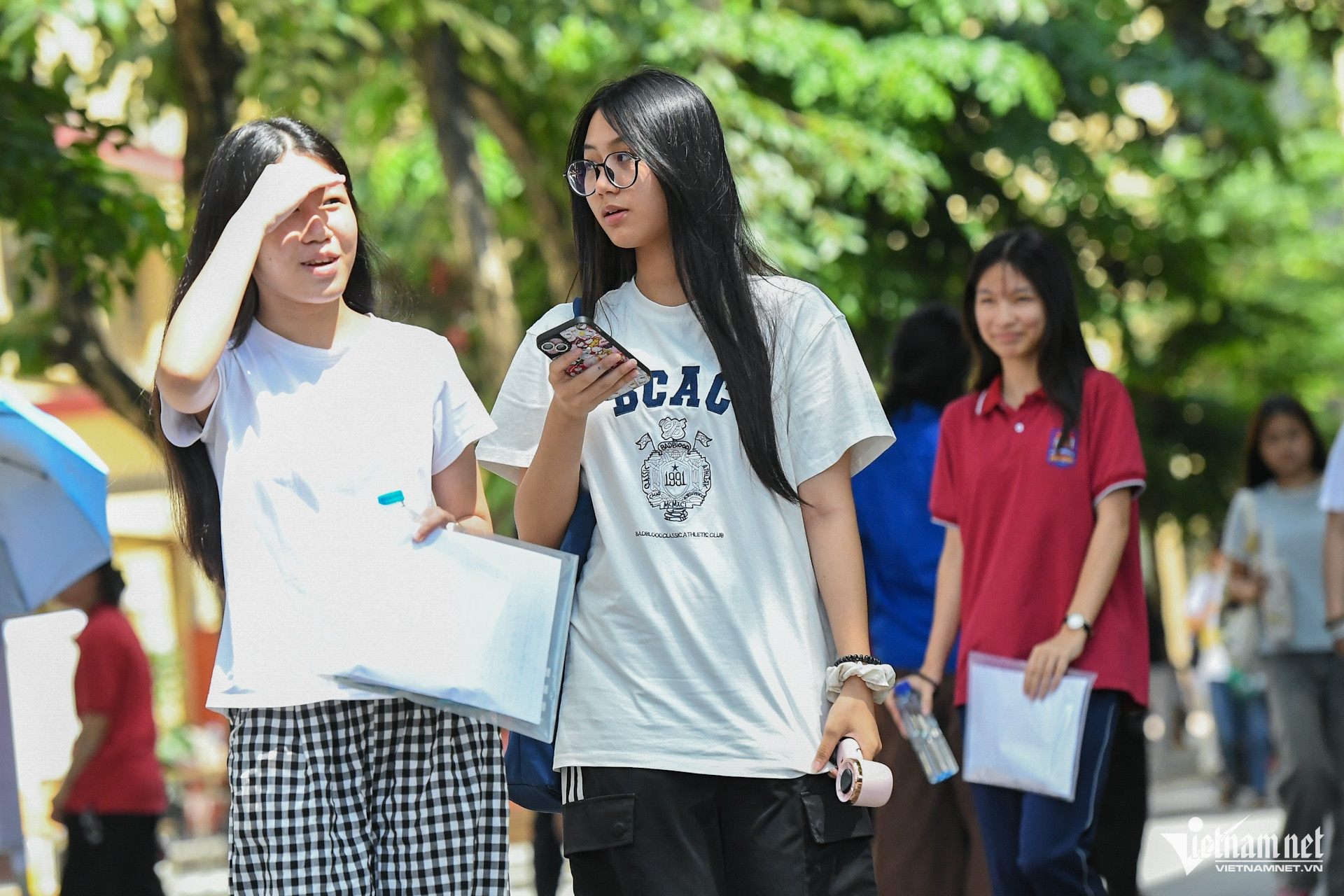 Học sinh cần đặc biệt lưu ý việc mang điện thoại bên người, trường hợp mang điện thoại để giữ liên lạc với người thân, cần nhớ tắt máy và gửi lại tại nơi quy định trước khi vào phòng thi. Ảnh: Thạch Thảo