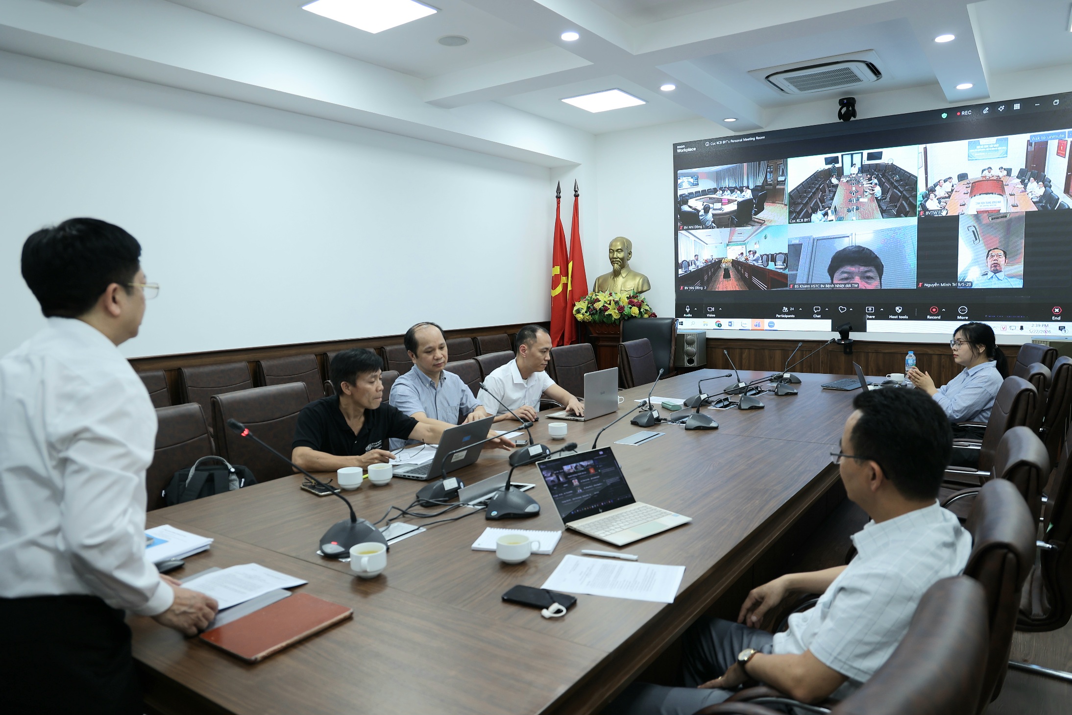 Bộ Y tế họp Hội đồng chuyên môn trực tiếp và trực tuyến để thảo luận, thống nhất nội dung của Hướng dẫn chẩn đoán và điều trị bệnh do virus Ebola