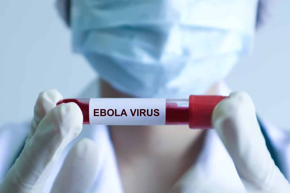 Virus Ebola có thể lây truyền do tiếp xúc với các đồ dùng của người bị nhiễm bệnh như quần áo, chăn, kim tiêm đã sử dụng. Bệnh có biểu hiện lâm sàng nghiêm trọng, thường có hội chứng xuất huyết và suy đa tạng, tỉ lệ tử vong trung bình 50%, dao động từ 25-90%