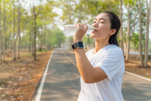 Thói quen uống nước đúng cách giúp cung cấp đủ năng lượng và bảo vệ các cơ quan trước tác động của nhiệt độ trong những ngày nắng nóng.