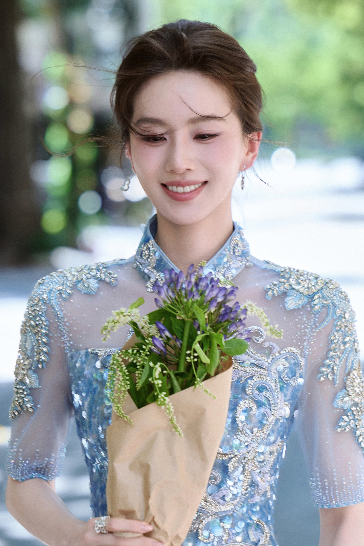 Lưu Thi Thi 39 tuổi, tốt nghiệp ngành Ballet tại Học viện múa Bắc Kinh, đóng phim từ 2004, nổi tiếng qua Hiên Viên kiếm: Thiên chi hận, Nữ y Minh Phi truyện, Phong trung kỳ duyên, Tiên kiếm kỳ hiệp truyện 3, Bộ bộ kinh tâm.