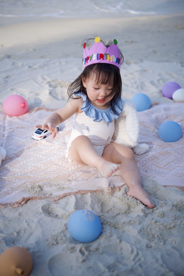 Độc giả bình luộn: Bé giống bố nhưng lại có nét xinh đẹp như mẹ!