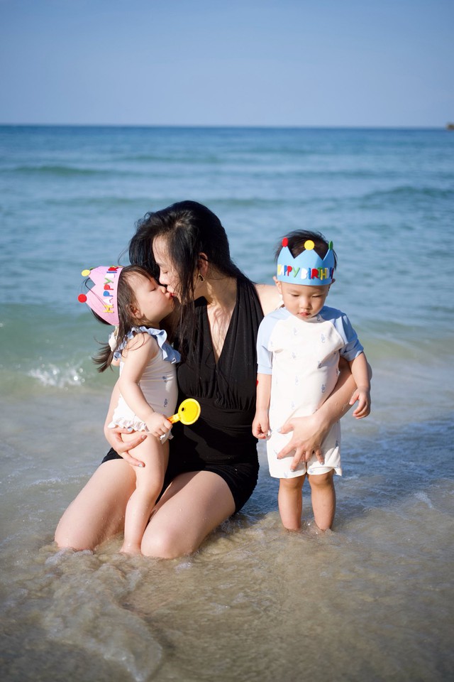 Phương Oanh dành phần lớn thời gian để chăm sóc hai con nhỏ.
