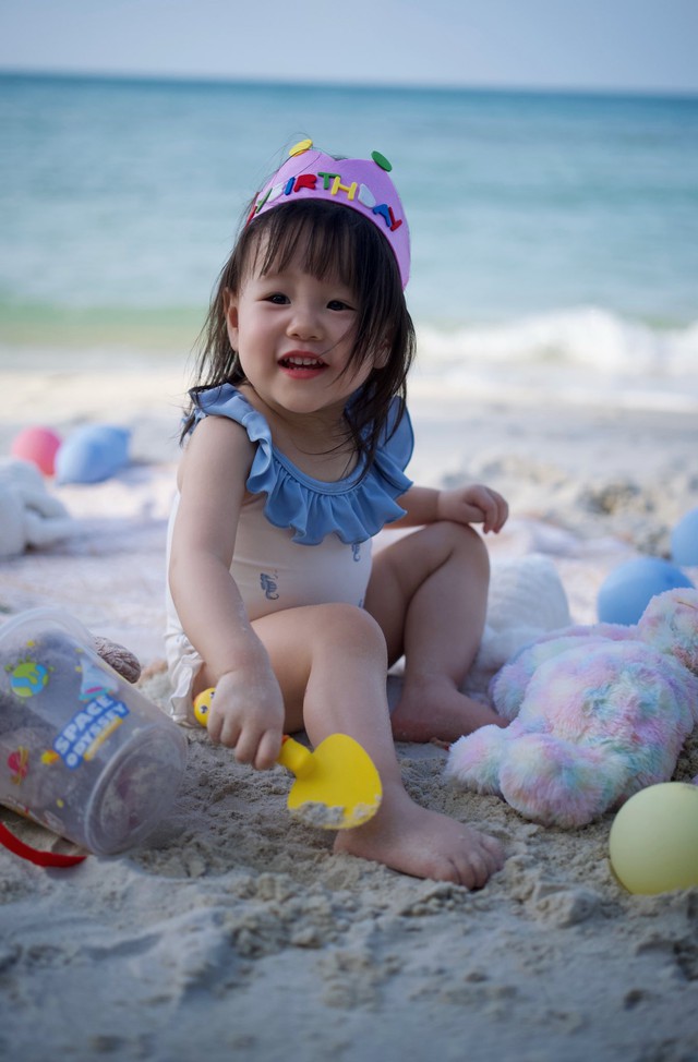 Phương Oanh diện bikini thoải mái chia sẻ khoảnh khắc rạng rỡ bên 2 con - 4