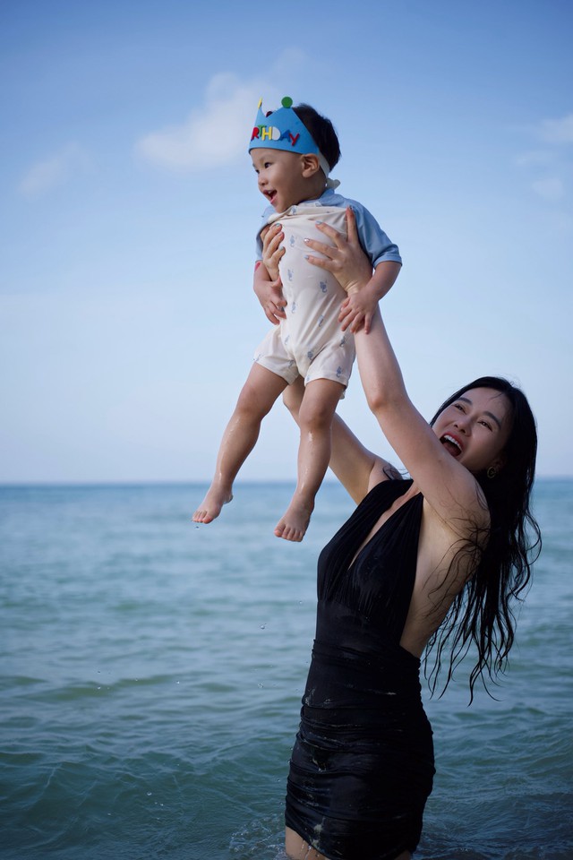 Phương Oanh diện bikini thoải mái chia sẻ khoảnh khắc rạng rỡ bên 2 con - 5