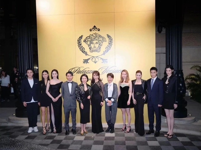 Các con của ông Hà Hồng Sân tề tựu. Ảnh: Weibo