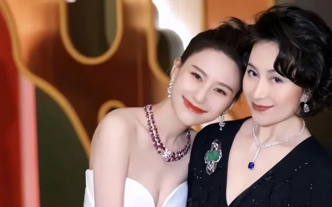 Hà Siêu Quỳnh và em gái cùng cha khác mẹ, Hà Siêu Liên. Ảnh: Weibo