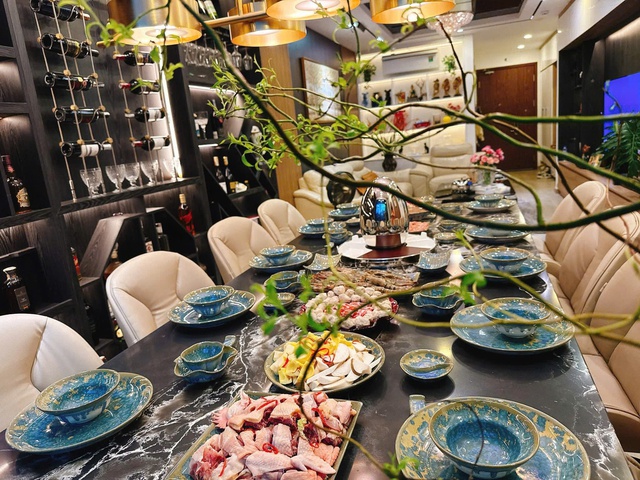 Một thiết kế bếp lý tưởng cần đảm bảo: Ba vị trí nằm trong một tam giác cân đối. Khoảng cách hợp lý giữa mỗi điểm là 1,2 - 2,7m (tùy vào không gian bếp rộng hay hẹp). Lối đi thông thoáng, không bị cản trở bởi tủ bếp hoặc thiết bị. Ảnh: Đinh Huế