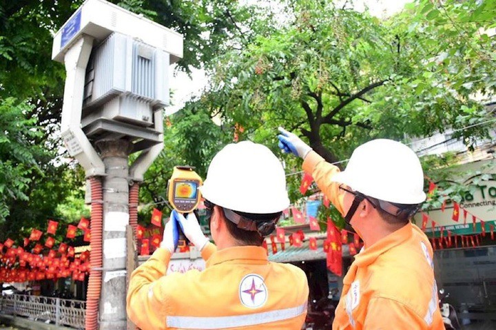 Nắng nóng gay gắt kéo dài với nhiệt độ cao khiến nhiều trạm biến áp điện ở Hà Nội bị quá tải cục bộ. (Ảnh minh họa)