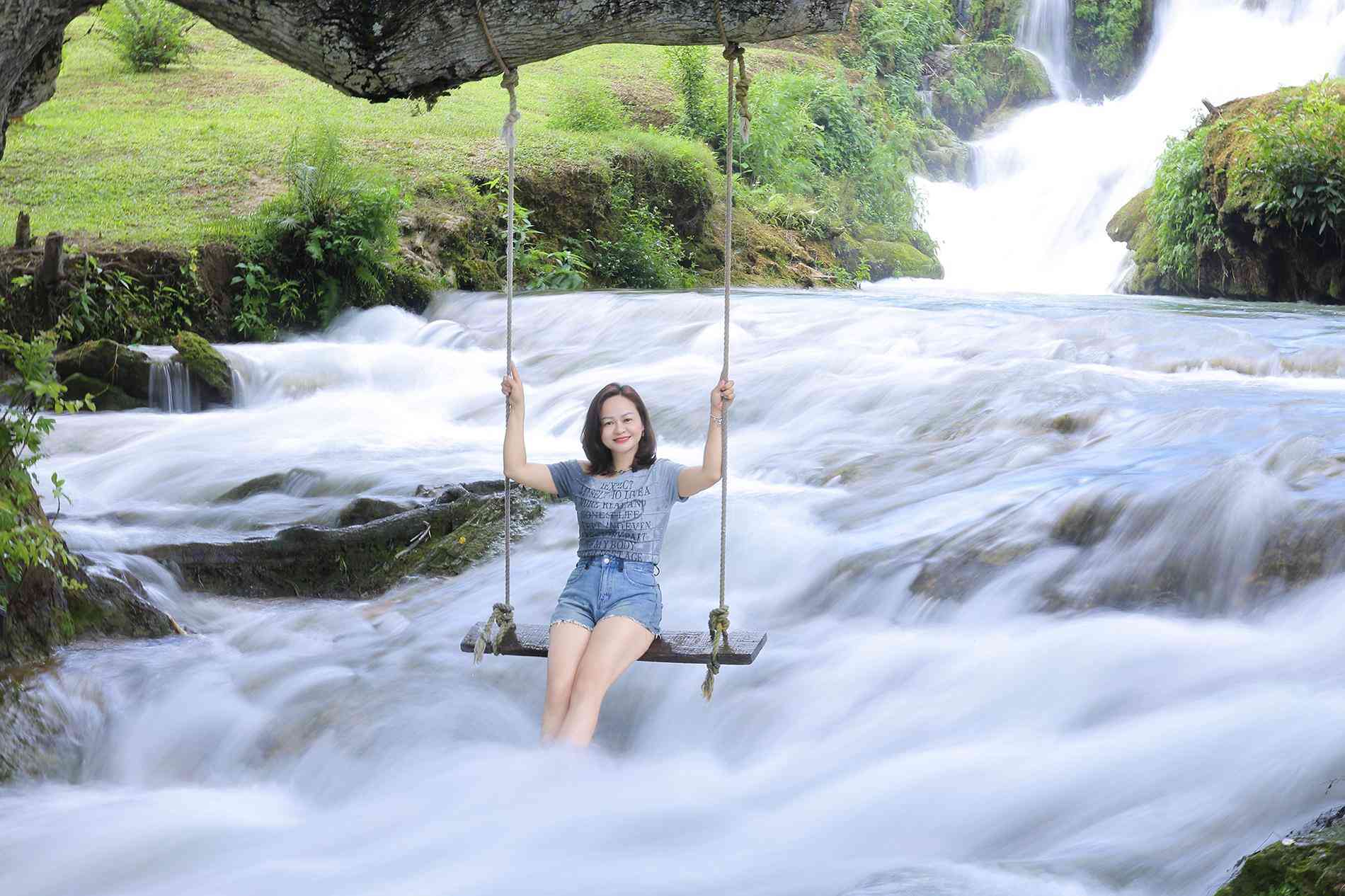Suối mát lạnh cách Hà Nội 200km, ô tô đỗ gần, khách kéo nhau đến trốn nóng 14 Du khách có thể chọn trang phục sáng màu như xanh, trắng để có những bức hình check-in đẹp bên suối