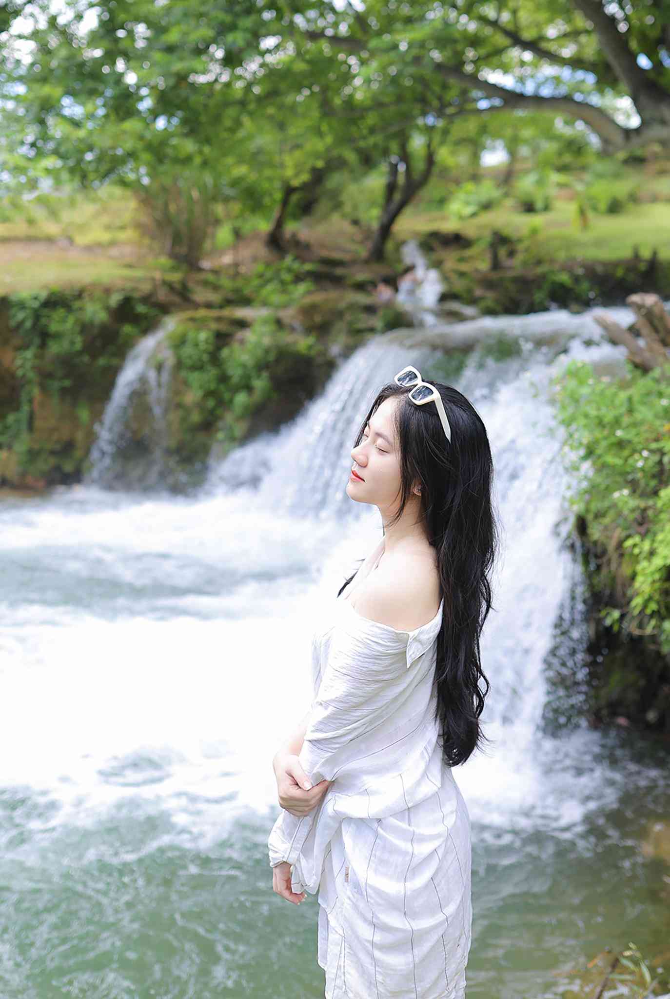 Suối mát lạnh cách Hà Nội 200km, ô tô đỗ gần, khách kéo nhau đến trốn nóng 16 Khung cảnh xanh mát, trong lành ở suối khiến du khách cảm giác như xua tan mệt mỏi, oi bức