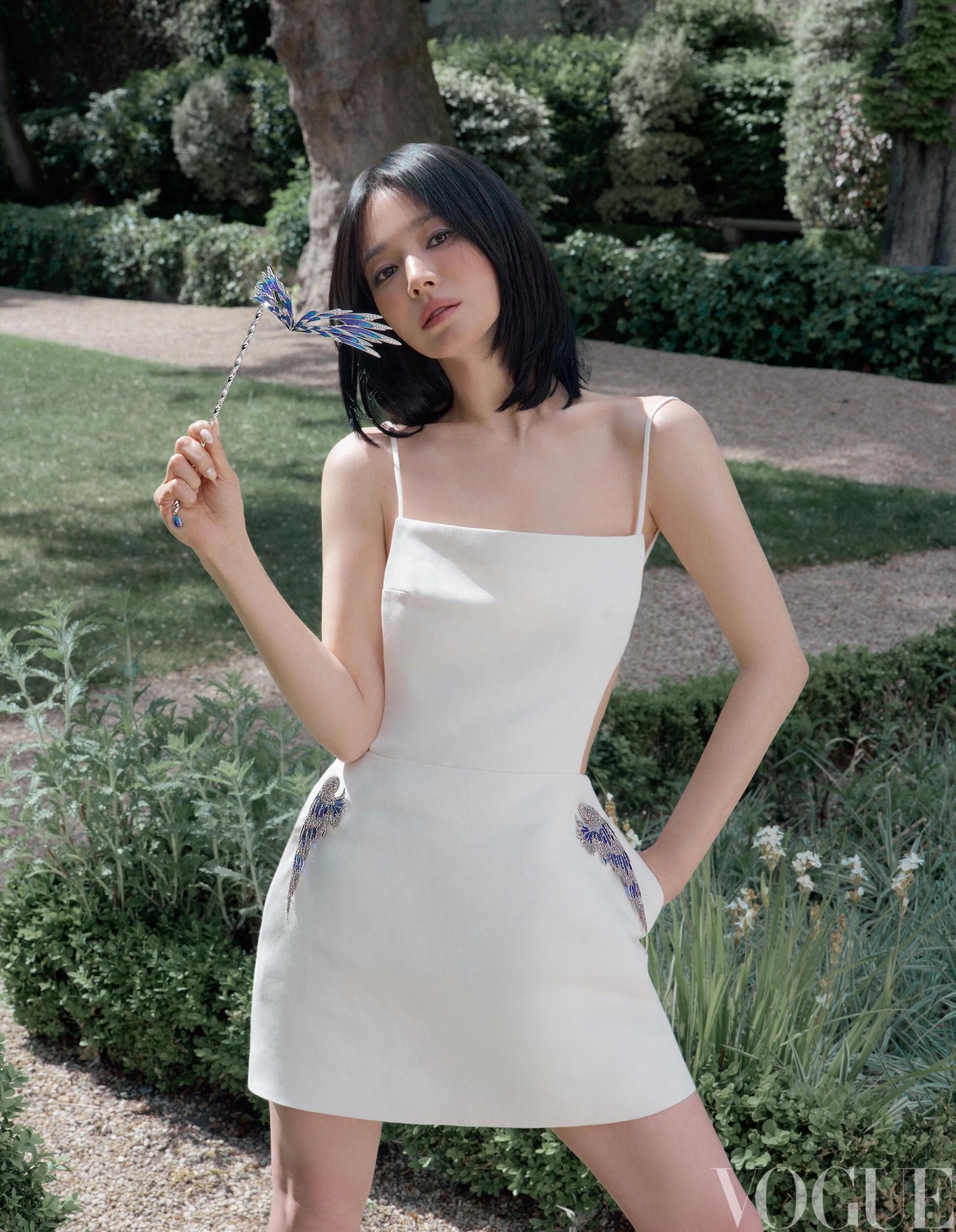 Trong loạt ảnh chụp cho Vogue Trung Quốc gần đây, Song Hye Kyo gây chú ý khi đổi sang kiểu tóc ngang xương quai xanh uốn dáng chữ C mềm mại - một lựa chọn tưởng đơn giản nhưng lại giúp visual của cô thanh thoát, sang trọng hơn.