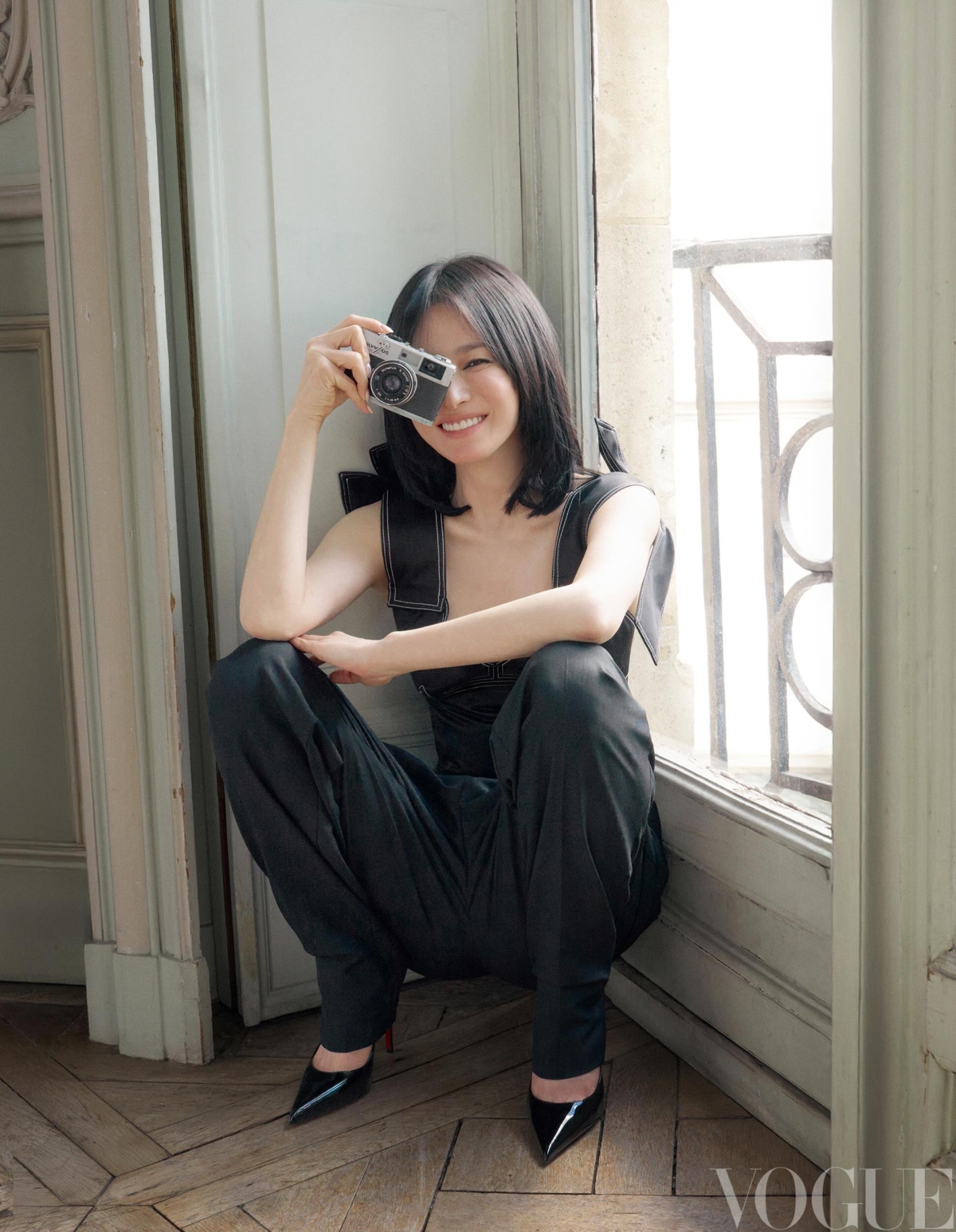 Theo Woman, nếu bạn có gò má cao, gương mặt đầy đặn, đây chắc chắn là kiểu tóc bạn nên lưu tâm trong mùa hè năm nay. Độ dài ngang xương quai xanh giúp tạo hình khuôn mặt, độ cong hướng vào trong của phần đuôi tóc thu hút sự chú ý vào trung tâm, làm mềm các đường nét trên khuôn mặt.