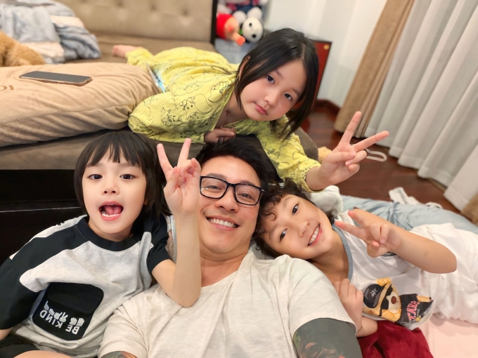 Tuấn Hưng bên ba con Su Hào, Son và Sâm.
