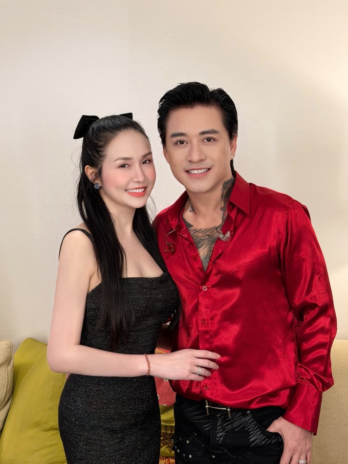 Tuấn Hưng bên bà xã Hương Baby.