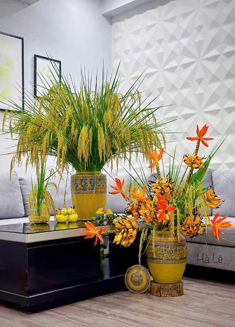 Những bông lúa trĩu hạt được chị Hà khéo léo cắm thành bình hoa mộc mạc trong nhà
