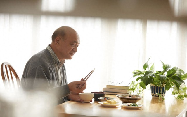 Hóa ra, sự xuất hiện của tôi lại trở thành áp lực với gia đình con trai. Những gì tôi nghĩ là niềm vui đoàn tụ có thể lại là gánh nặng âm thầm mà các con phải cố chịu đựng. Ảnh minh họa