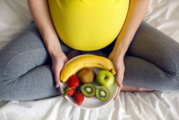 Bà bầu nên chuẩn bị các món ăn vặt cho chuyến đi.