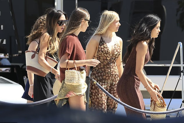 Victoria cùng cả nhóm quay lại du thuyền sau khi lên đảo ăn trưa. Gia đình Beckham tới Ibiza nghỉ dưỡng trên du thuyền riêng trị giá 16 triệu bảng Anh từ cuối tuần qua.