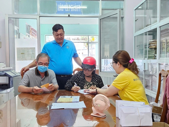 Việc chi trả lương hưu và trợ cấp BHXH tháng 6/2026 sẽ được thực hiện theo hai nhóm thời gian chính, tùy thuộc kế hoạch tổ chức tại từng tỉnh, thành phố. Ảnh minh họa: TL