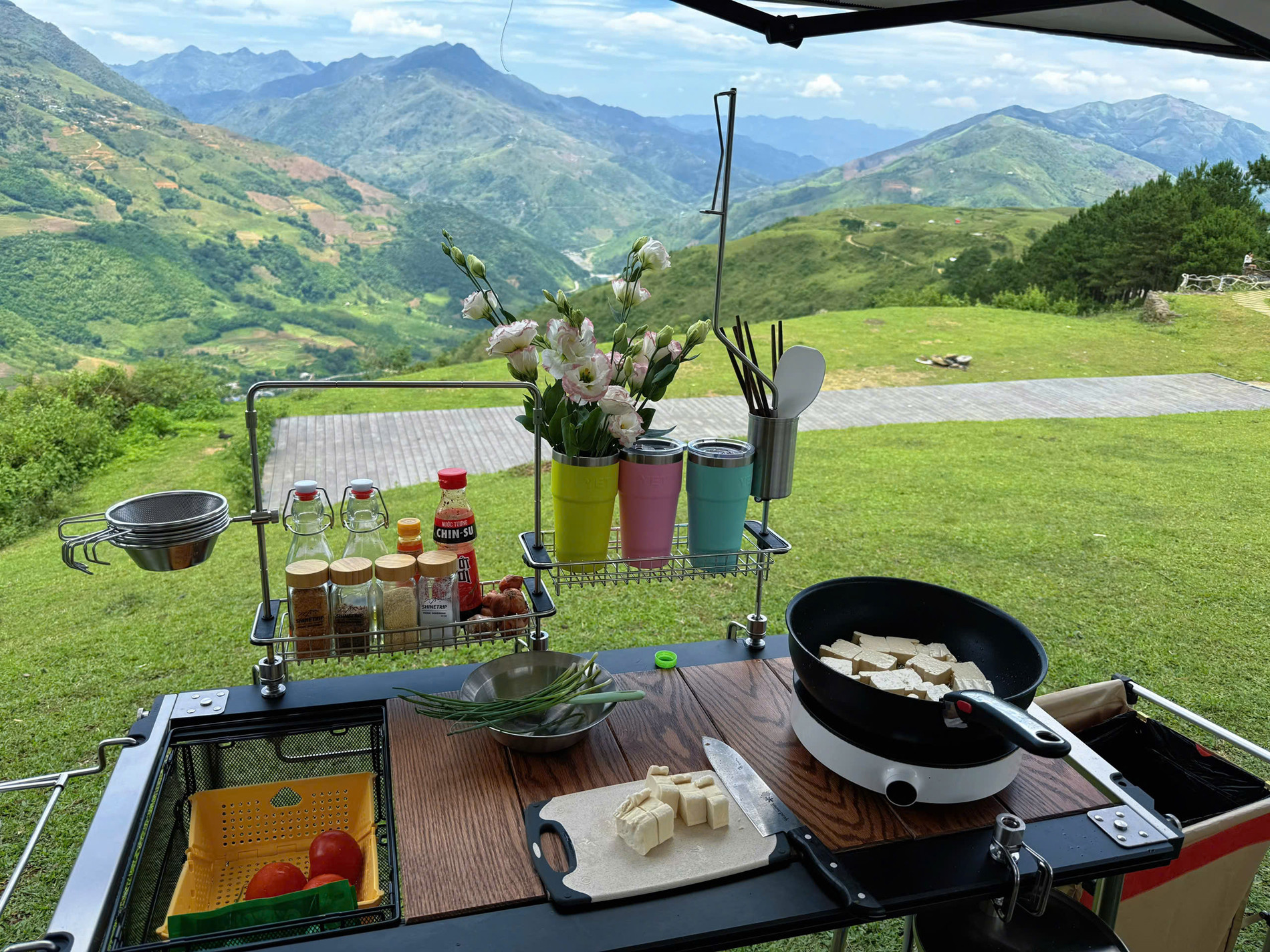 Điểm tránh nóng cách Hà Nội 200km, hè không cần quạt, đêm ngủ phải đắp chăn 19 Du khách tự nấu nướng tại chỗ, vừa ngắm cảnh vừa chế biến món ăn