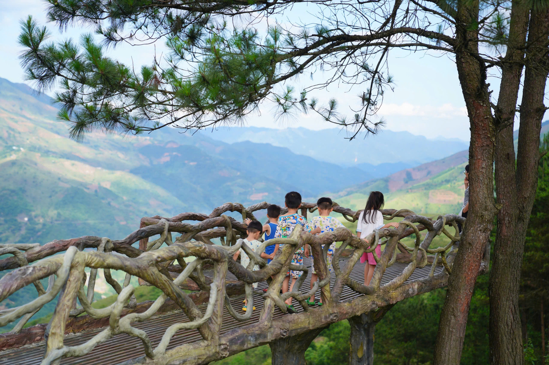Điểm tránh nóng cách Hà Nội 200km, hè không cần quạt, đêm ngủ phải đắp chăn 21 Khách nhí thoải mái chạy nhảy, vui chơi trong không gian xanh mát ở Pu Nhi