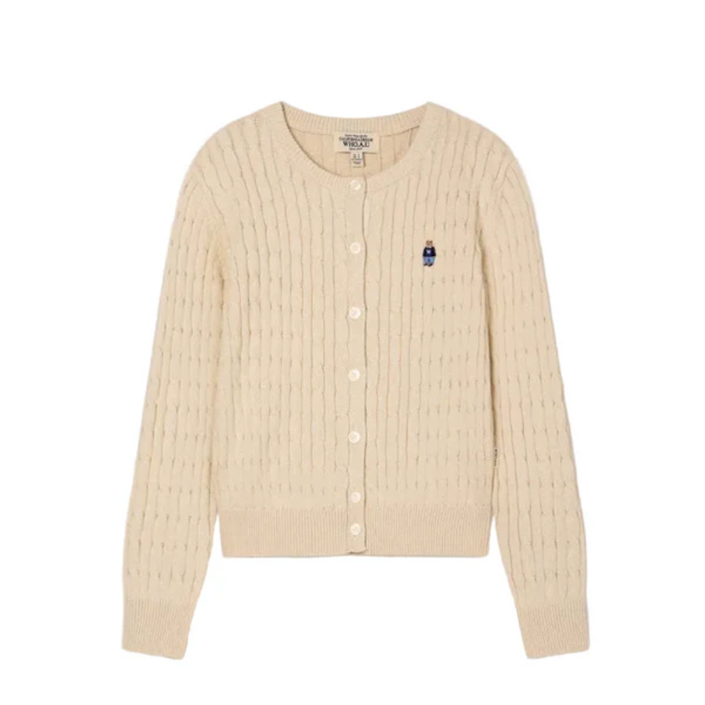 Bên cạnh túi xách, cả hai còn diện áo cardigan đôi của thương hiệu Hàn Quốc WHOAU.
