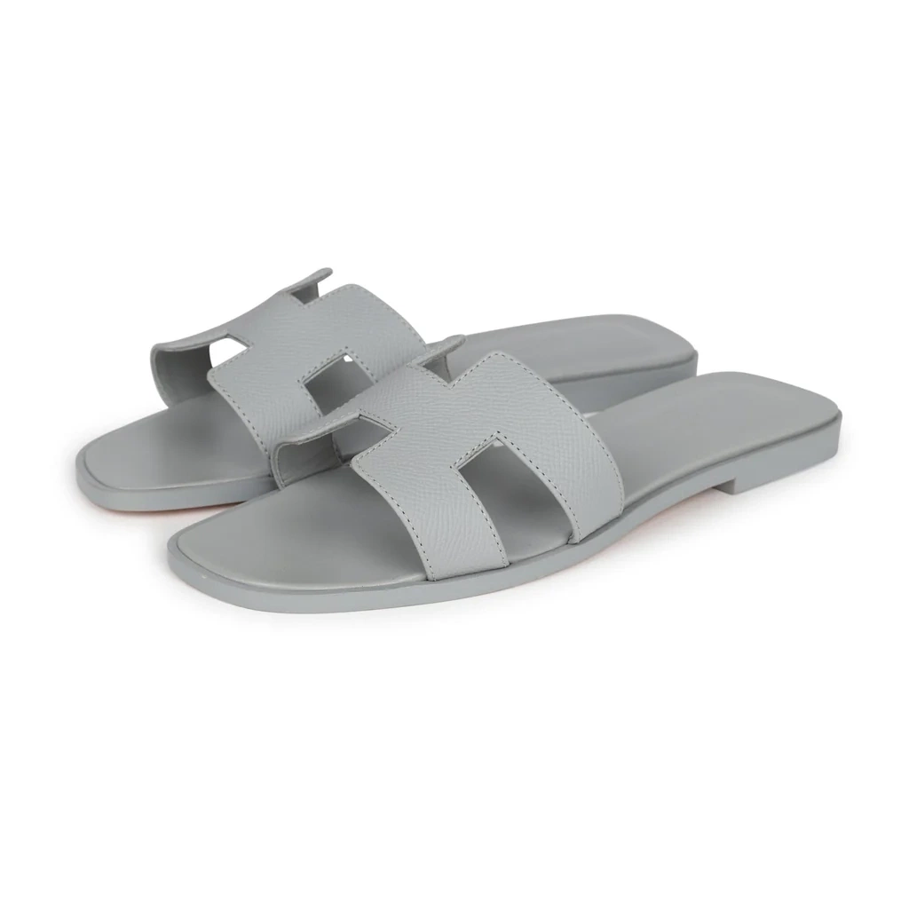 Trong khi Thiên Ân lựa chọn mẫu Oran Sandal với chi tiết cut-out chữ H biểu tượng của Hermès.