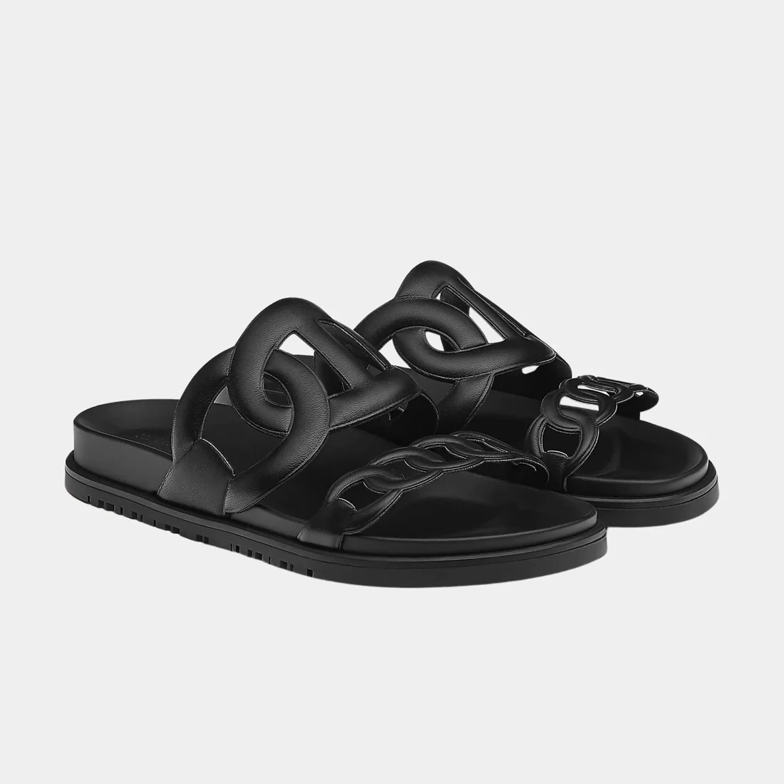 Kỳ Duyên hoàn thiện tổng thể bằng đôi Extra Sandal của Hermès, giá khoảng 32 triệu đồng.