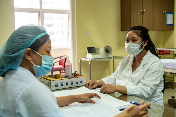 Bác sĩ Bệnh viện Phụ sản Trung ương (Hà Nội) thăm khám cho thai phụ tháng 3/2020. Ảnh: Thanh Huế