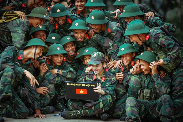 Theo Thông tư 50/2026/TT-BQP, sinh viên tốt nghiệp đại học loại xuất sắc được xem xét phong quân hàm sĩ quan cấp Thượng úy khi vào biên chế Quân đội Nhân dân Việt Nam. Ảnh minh họa: TL